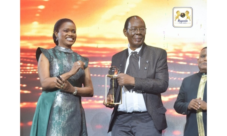 Owek. J.W. Katende honored with an award in recognition of The Ebonies' 47-year achievements